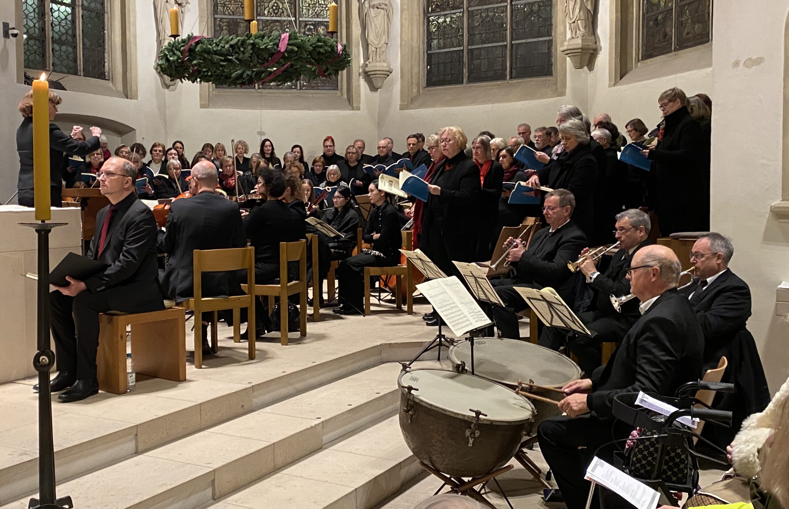 Vor mehr als 400 Zuhörenden interpretierten die Chöre „Vocapella“ und „Verina-Ensemble“ mit Solisten und dem Rheinischen Oratorien-Orchester das glanzvolle Weihnachtsoratorium von Bach in St. Christophorus. Foto: privat/msw