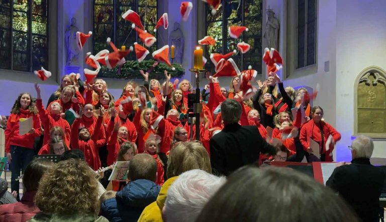 Der Kinder-und Jugendchor „Voices from heaven" gab gemeinsam mit dem Bläsercorps Werne und einer Begleitband Advents-und Weihnachtslieder zum besten. Foto: privat