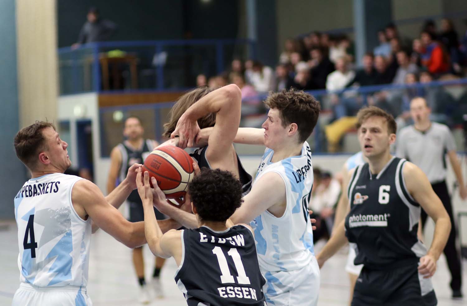 Maximilian Fuest (mitte) zeigte sein bestes Spiel im Trikot der LippeBaskets Werne. Foto: Wagner