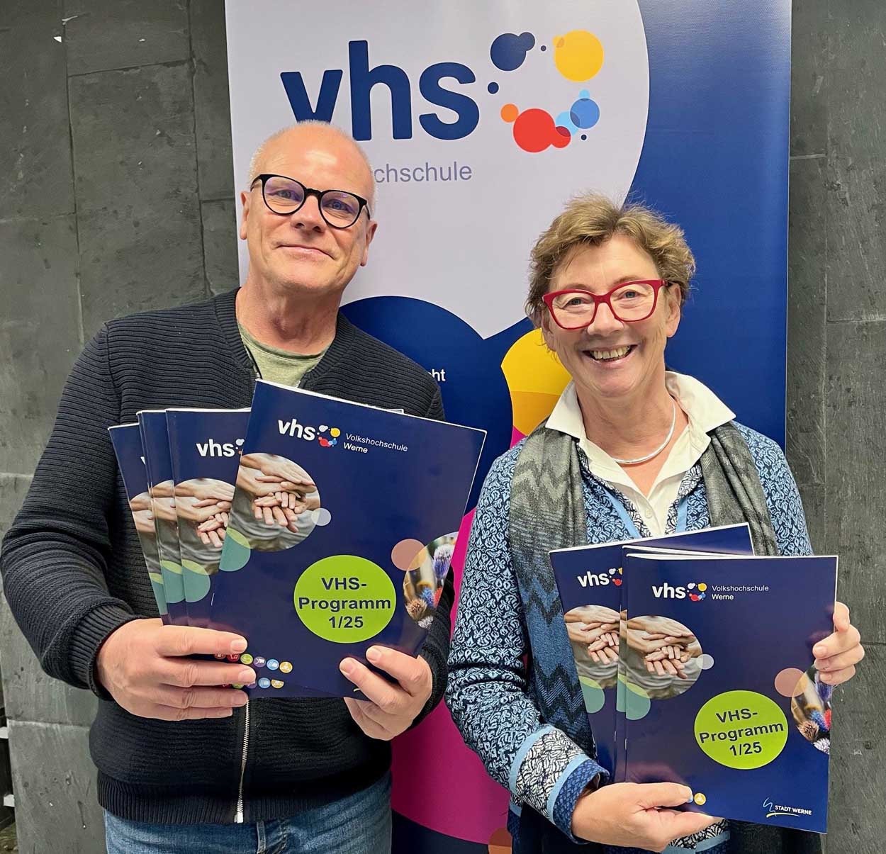 VHS-Leiter Michael Hahn und seine Stellvertreterin Regina Ruß präsentieren das neue Programm. Foto: privat