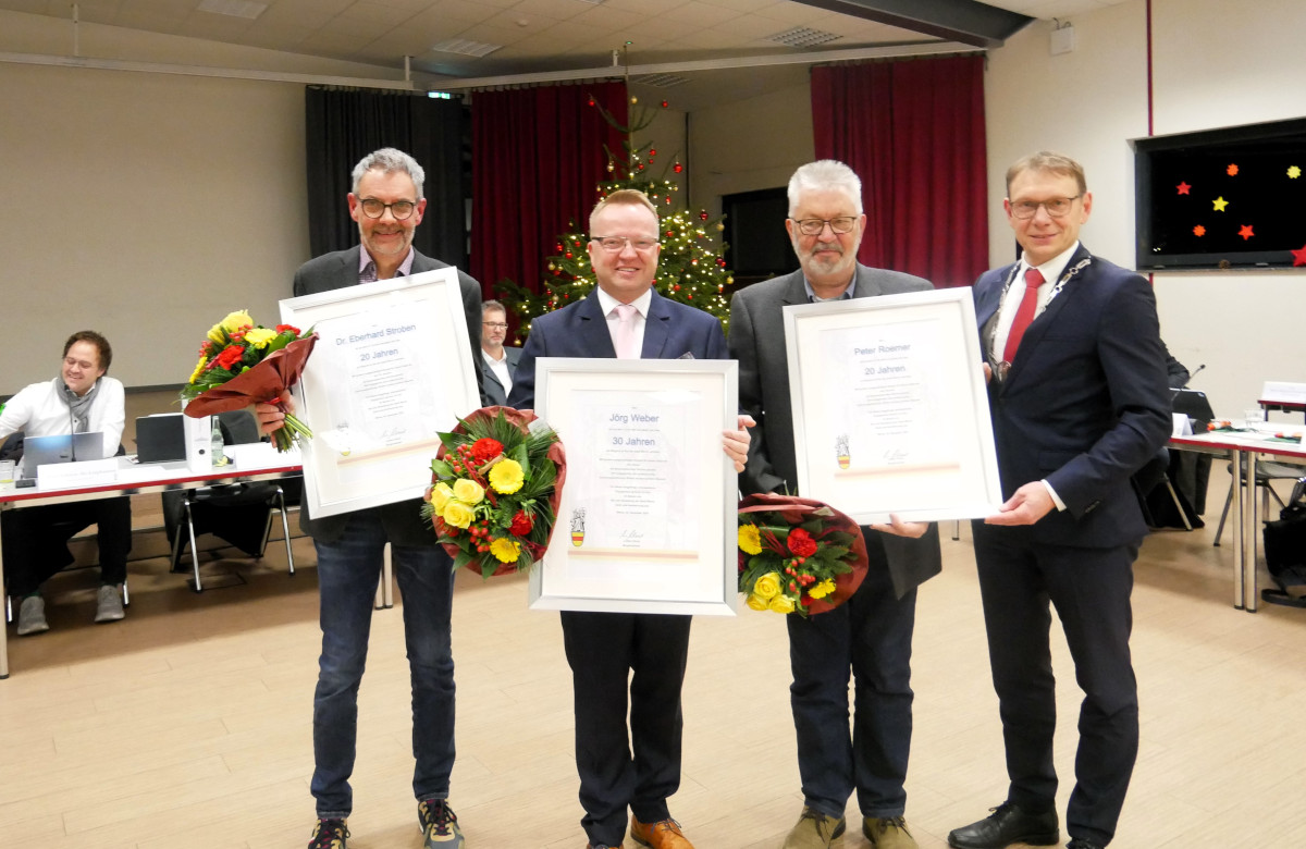 Für ihre politische Mitarbeit im Stadtrat über Jahrzehnte ehrte Bürgermeister Lothar Christ (r.) Dr. Eberhard Stroben (Grüne), Jörg Weber (CDU) und Peter Roemer (SPD) (v.l.). Foto: Gaby Brüggemann