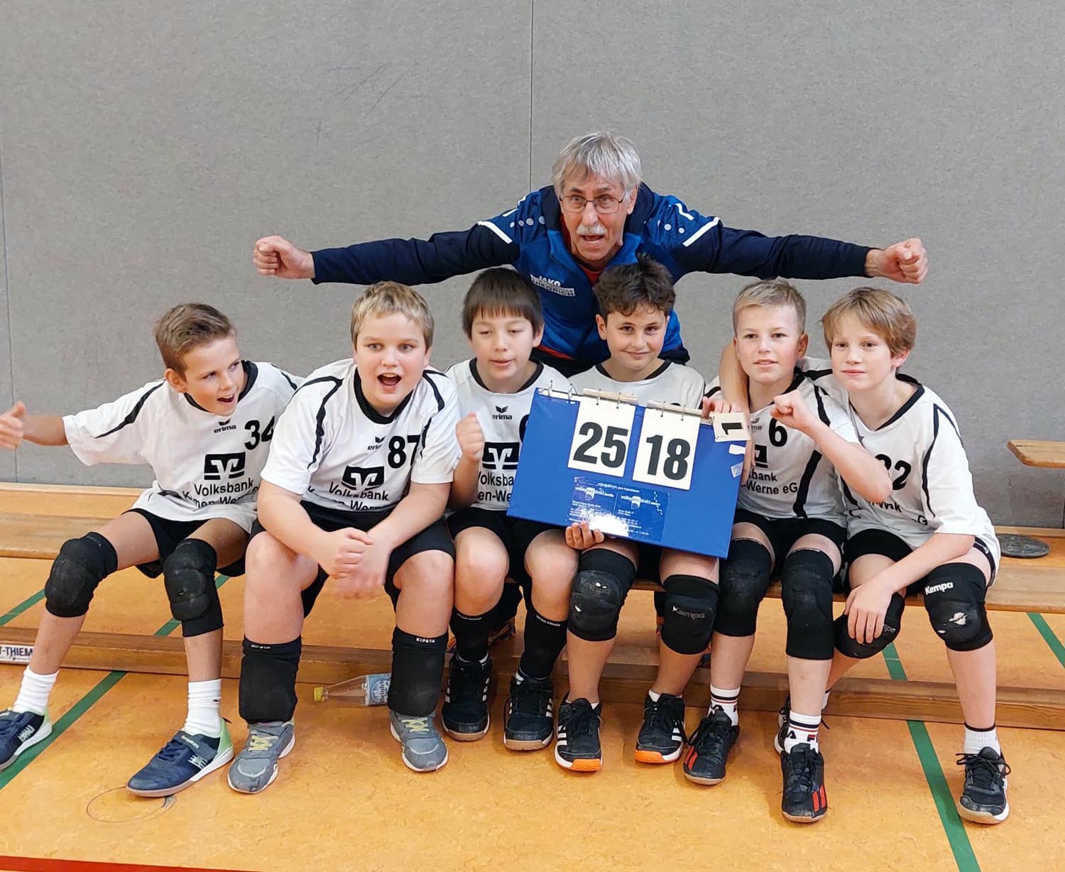 Die U13 des Werner SC Volleyball, gecoacht von Bronek Bakiewicz, ist auf einem guten Weg: (von links) Leon Boehnke, Lenny Krutwage, Jonas Hörstrup, Felix Effgen, Tom Köhling und Peter von Frantzius. Foto: Kollhoff