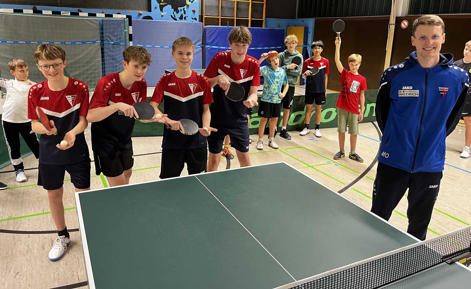 Die erfolgreiche U19-Tischtennismannschaft des Werner SC mit (von links) Jakob Kuchler, Jan von Frantzius, Lars Kamphues, Lino Sonnen und Trainer Moritz Overhage. Foto: Fränzer