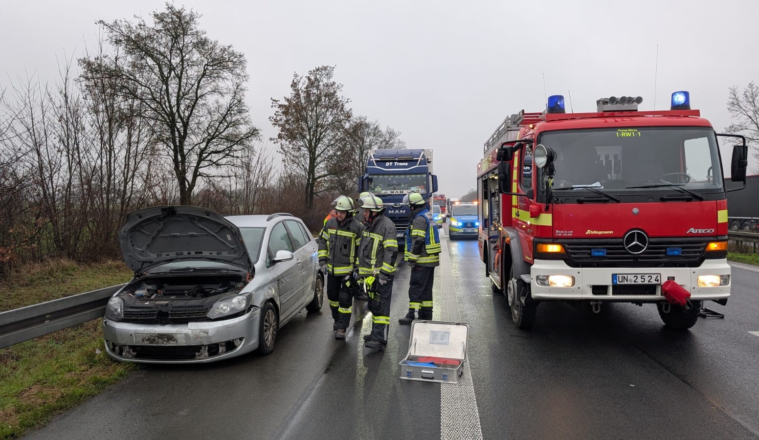 Verkehrsunfall auf der Bundesautobahn 1 in Fahrtrichtung Bremen. Ein Mann kam am 30.12.2024 ums Leben. Foto: FFW