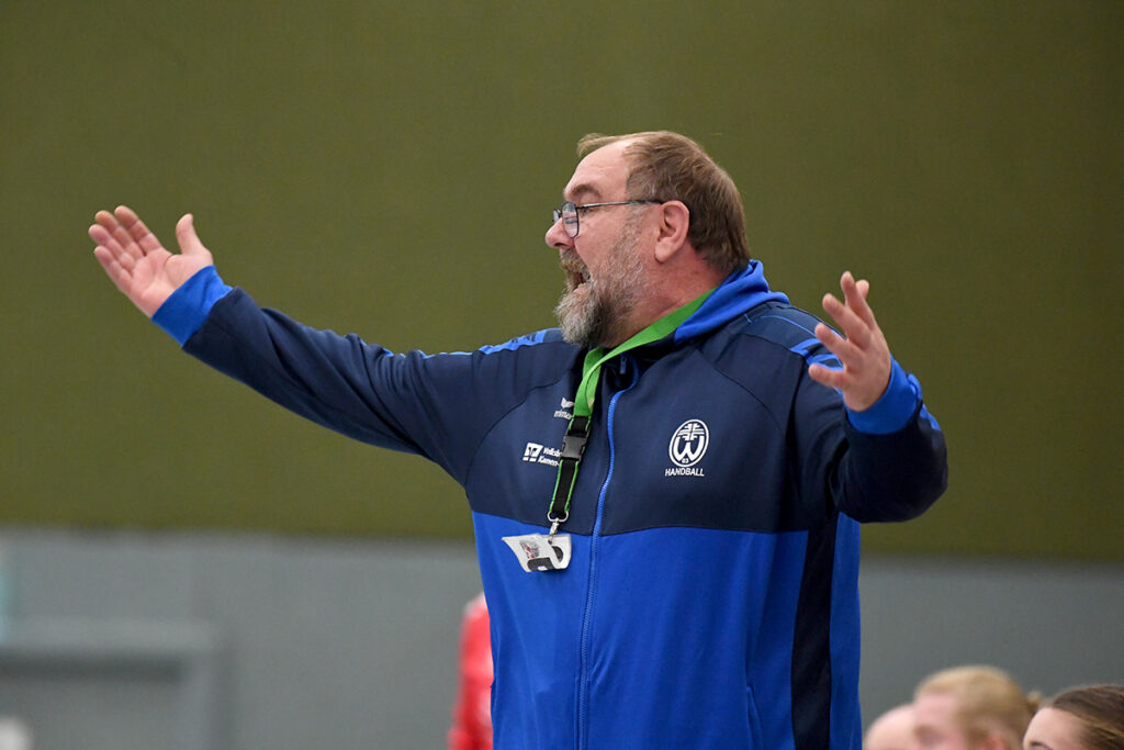 Am Spielfeldrand ärgerte sich Trainer Ingo Wagner über die Fehler seiner Spielerinnen.  Archivfoto: MSW