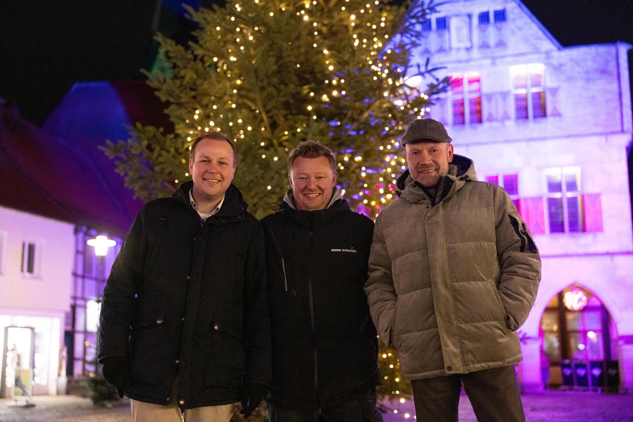 Philipp Gärtner (Volksbank, links) und Hubertus Waterhues (Kunstverein, rechts) mit Markus Schnatmann von Werne Marketing GmbH. Foto: Joris Wagner