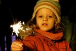 Nicht nur wegen der Kinderrutsche ist der diesjährige Weihnachtsmarkt gut angenommen worden. Zum Finale war das gemeinsame Abbrennen von Wunderkerzen ein Highlight für alle Generationen. Foto: Volkmer