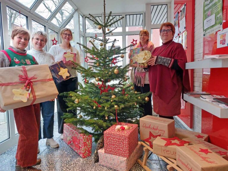 Viele Geschenke der Aktion "Werne packt Päckchen" wurden jetzt auf die Reise zu den ausgesuchten Familien geschickt. Foto: Wagner