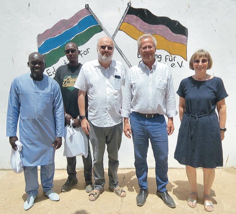 Beim Besuch der Schule (von links): Schulleiter Felix Sambou und Modou Camara, Detlef Steinweg, Klaus Botzet, deutscher Botschafter in Gambia, und Dorothea Steinweg. „Es ist herzerwärmend, eine gut geführte, gut ausgestattete und bezahlbare Privatschule in Gambia zu besuchen, die von deutschen Privatpersonen initiiert wurde“, lobte Botzet. Fotos: privat