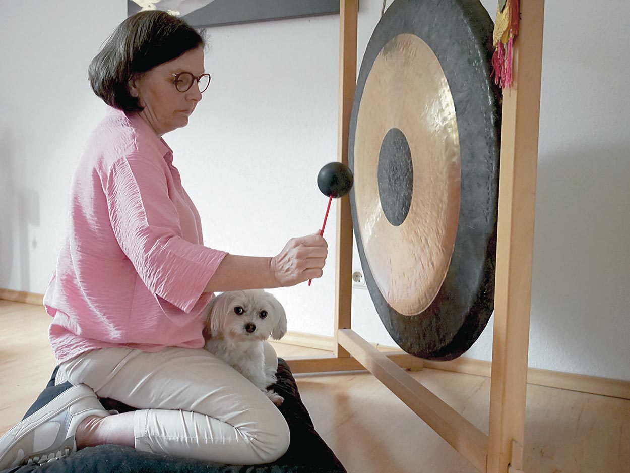 Maltesermischling Fiete kann dem Klang des Gongs nicht wiederstehen. Fotos: Anke Barbara Schwarze