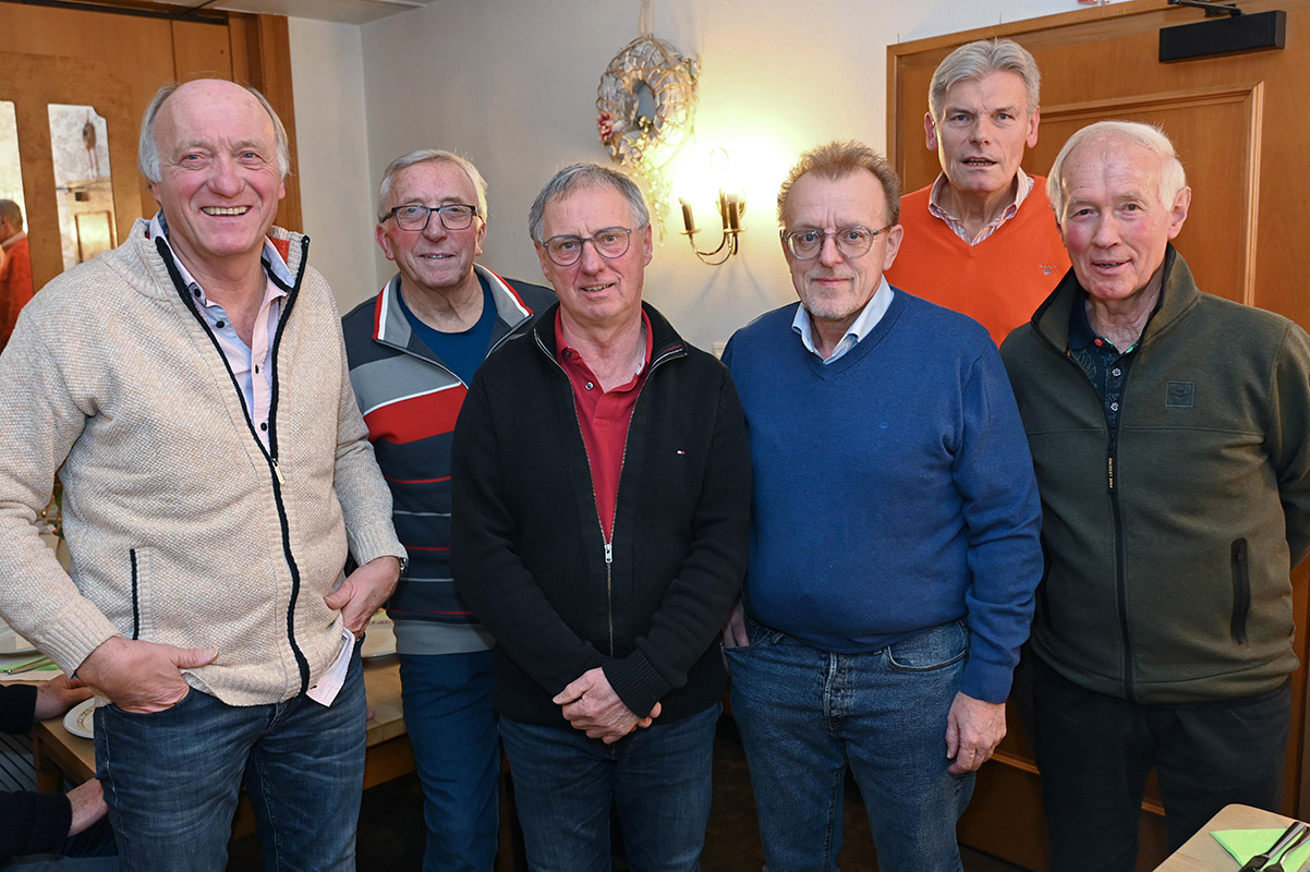 Mit diesem Leitungsteam gehen die Ü60-Fußballer des Werner SC ins neue Jahr: (v.l.) Bernd Haverkamp, Hennes Lünebrink, Jürgen Kalwey, Gerald Fischer, Udo Harmsen und Klaus Harhoff. Foto: MSW