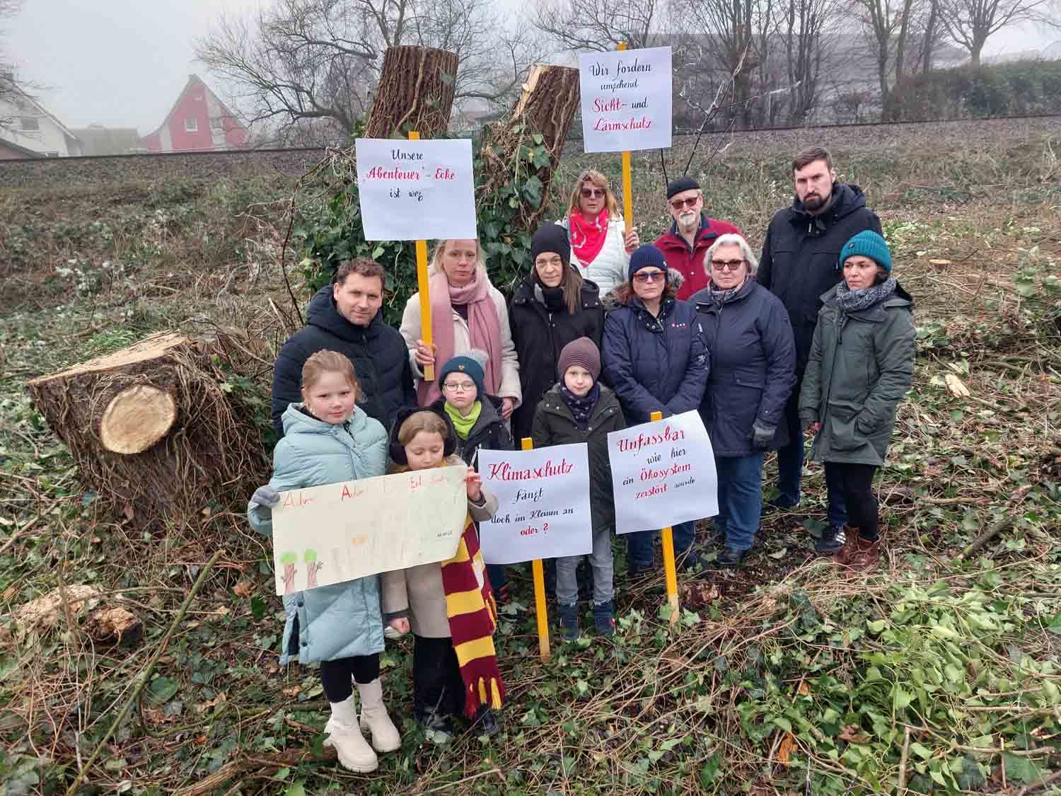 Kein Lärm- und Sichtschutz mehr, Zerstörung eines kleinen Ökosystems und fortan Gefahr durch einen ungehinderten Zugang zu den Gleisen - Anwohner des Brinkhofs empören sich über den Kahlschlag durch die Stadt Werne. Foto: Wagner