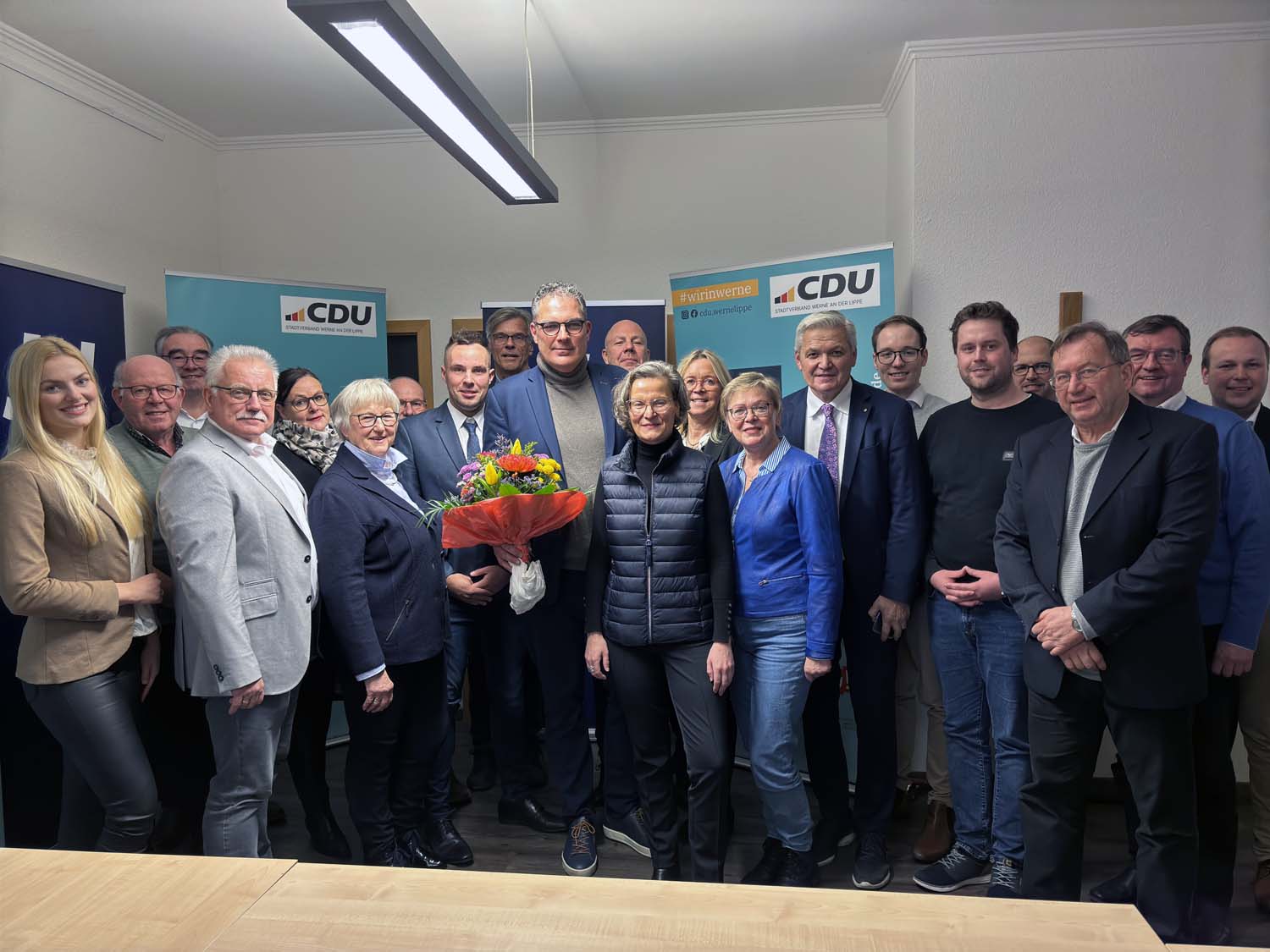 Geschlossen versammelt sich der CDU-Vorstand hinter seinem Bürgermeisterkandidaten Dr. Thomas Neubourg (Mitte). Die Wahl fiel einstimmig aus. Foto: CDU