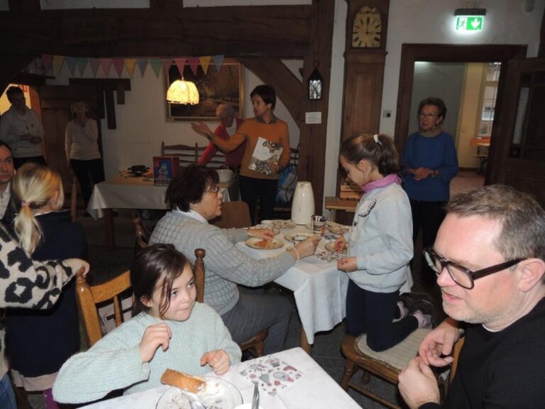 Zahlreiche Kinder, Eltern, Großeltern und weitere Gäste waren in das Stadtmuseum Werne gekommen und freuten sich über das Angebot von frisch gebackenen Eiserkuchen. Der Heimatverein Werne hatte wieder ein abwechslungsreiches Programm zusammengestellt. Fotos: Verein