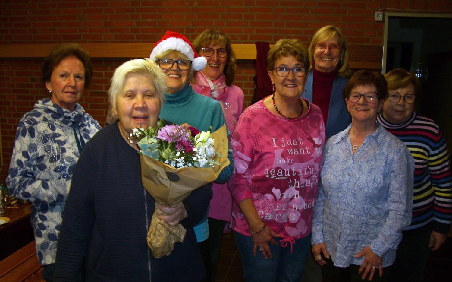 Glückwünsche und einen Blumenstrauß gab es für Evelyn Wozny zum 70. Geburtstag. Foto: Verein