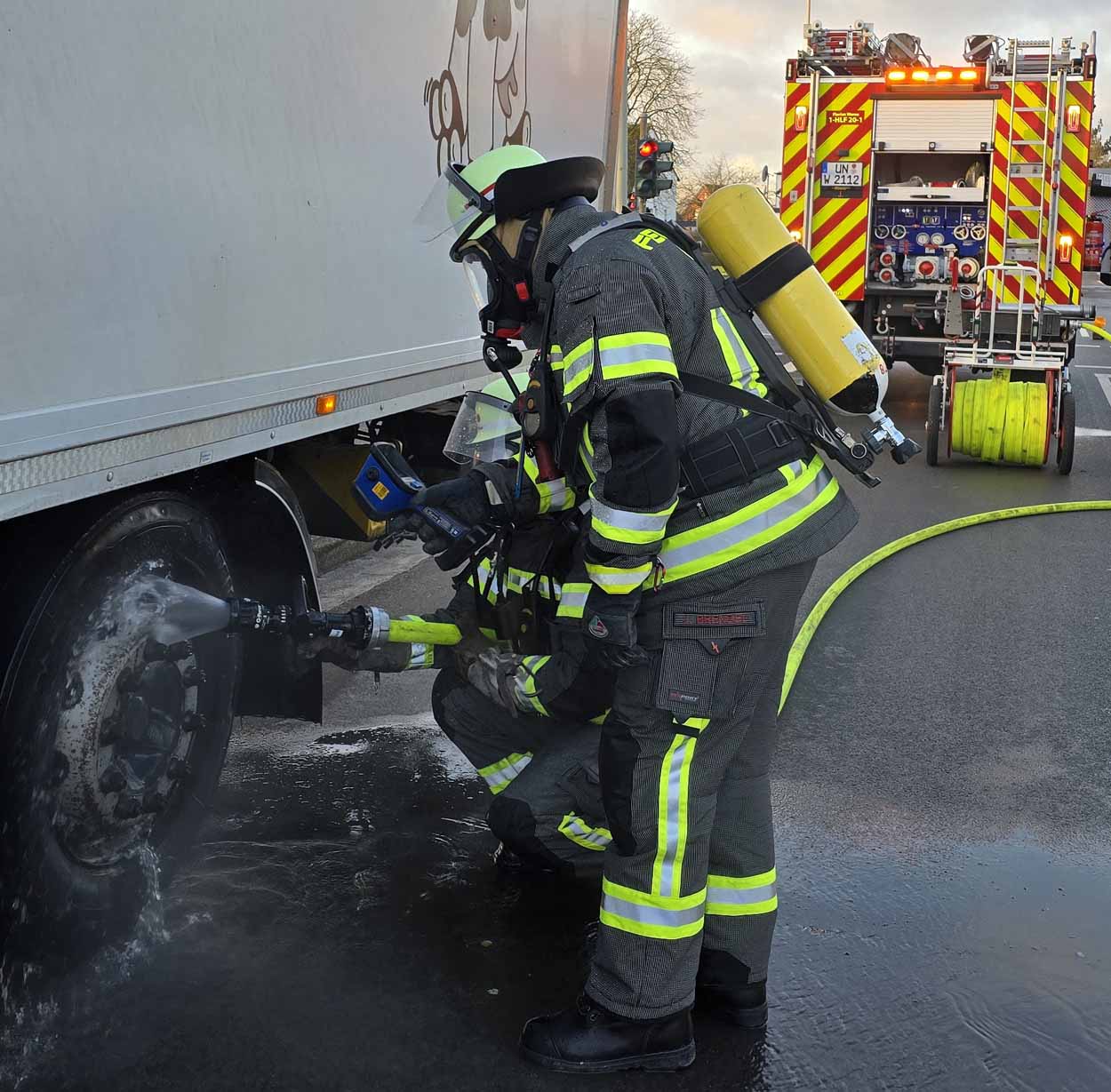 Die hintere Bremse des Lkw hatte Feuer gefangen. Fotos: FFW