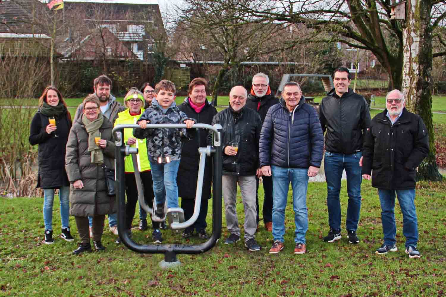 Die sechs neuen Outdoor-Fitnessgeräte im Dorfpark Capelle werden bereits gut angenommen. Foto: Dagobert Grahlmann