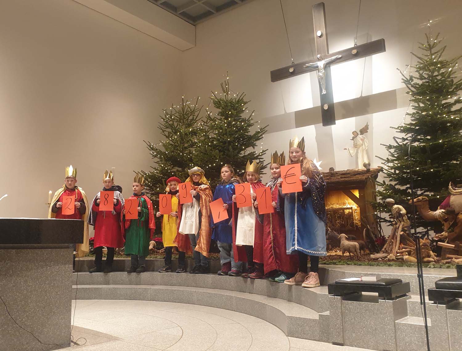 Beim Abschlussgottesdienst präsentierte ein Teil der Sternsinger/innen die bisher erreichte Spendensumme. Foto: privat