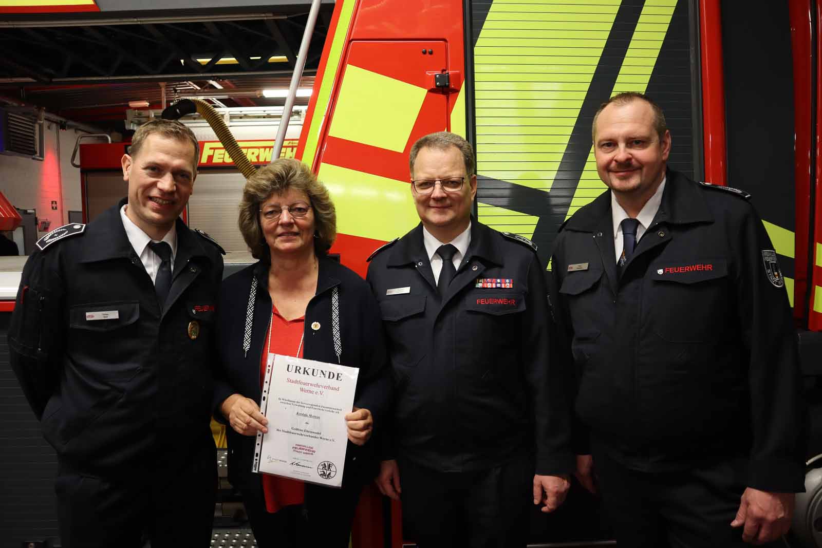 Dezernentin Kordula Mertens erhielt die goldene Ehrennadel des Stadtfeuerwehrverbandes Werne. Fotos: FFW