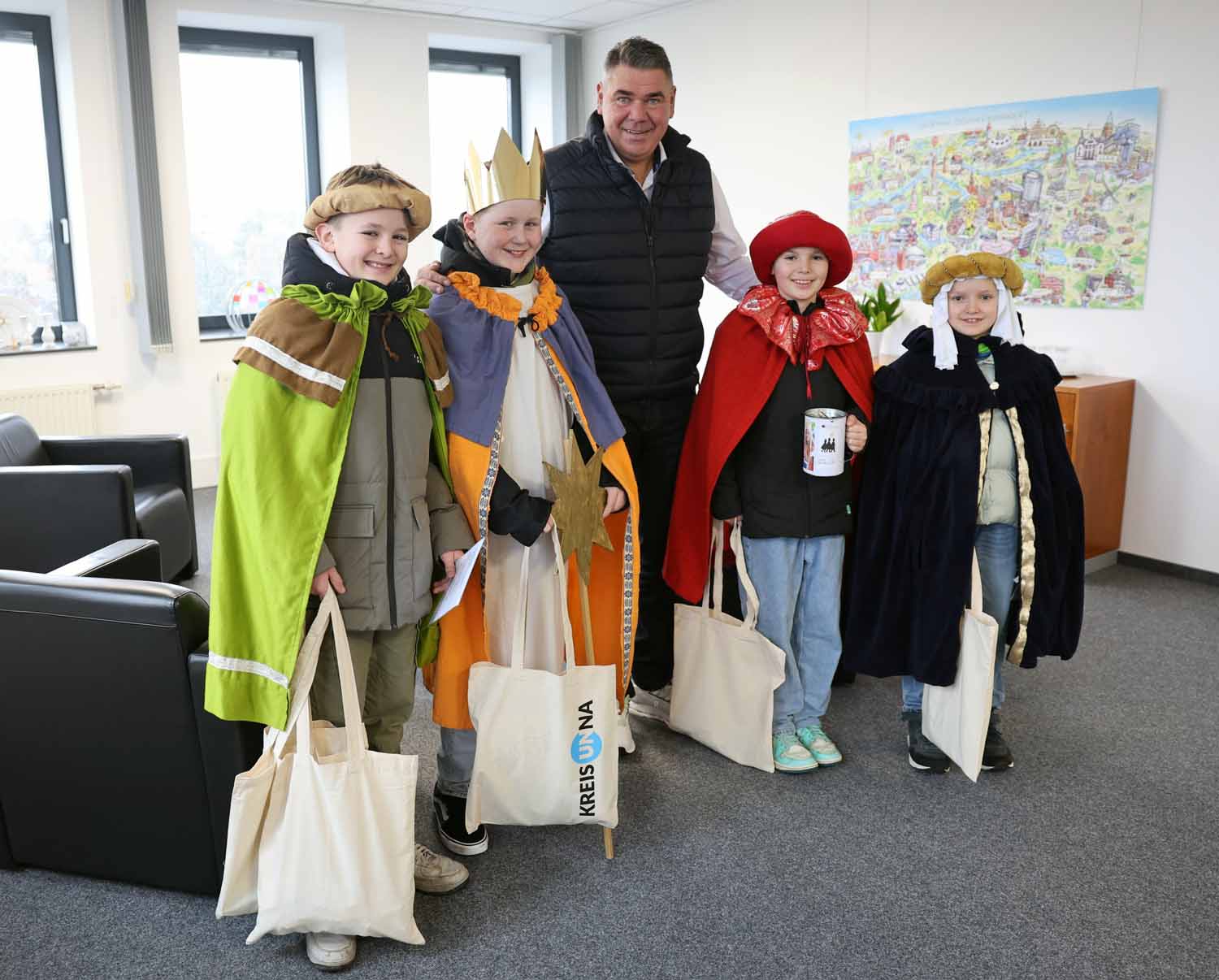 Landrat Mario Löhr begrüßte die Sternsinger und wünschte ihnen viel Erfolg bei ihrer Aktion. Foto: Leonie Joost - Kreis Unna