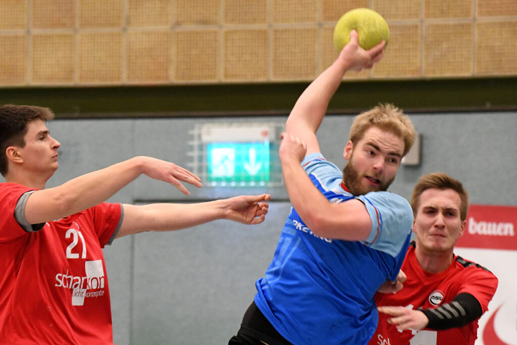 Nach der dritten Zweiminutenstrafe musste Dominik Meinke drei Minuten vor Spielende mit Rot vom Platz.     Archivfoto: MSW