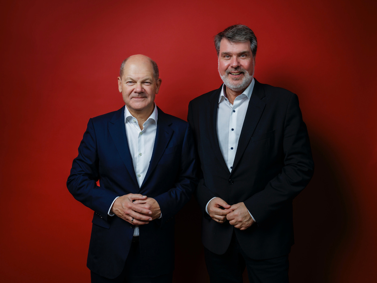 Zum Auftakt der Wahlkampf-Tour spricht Bundeskanzler Olaf Scholz (l.) am 13. Januar 2025 im Hansesaal, kündigt SPD-Bundestagsabgeordneter Michael Thews mit. Fotoquelle: SPD-Parteivorstand