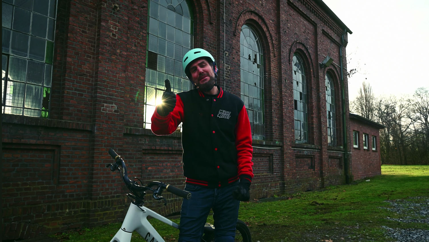 Ob Zeche, Parks, Schulen, Kneipen oder Kino. Die Fahrradtour von Mucky Feet-Frontmann Niko Schnitzler begleitet die Zuschauenden durch viele Stationen der Band in Werne und Umgebung. Screenshot: Mucky Feet