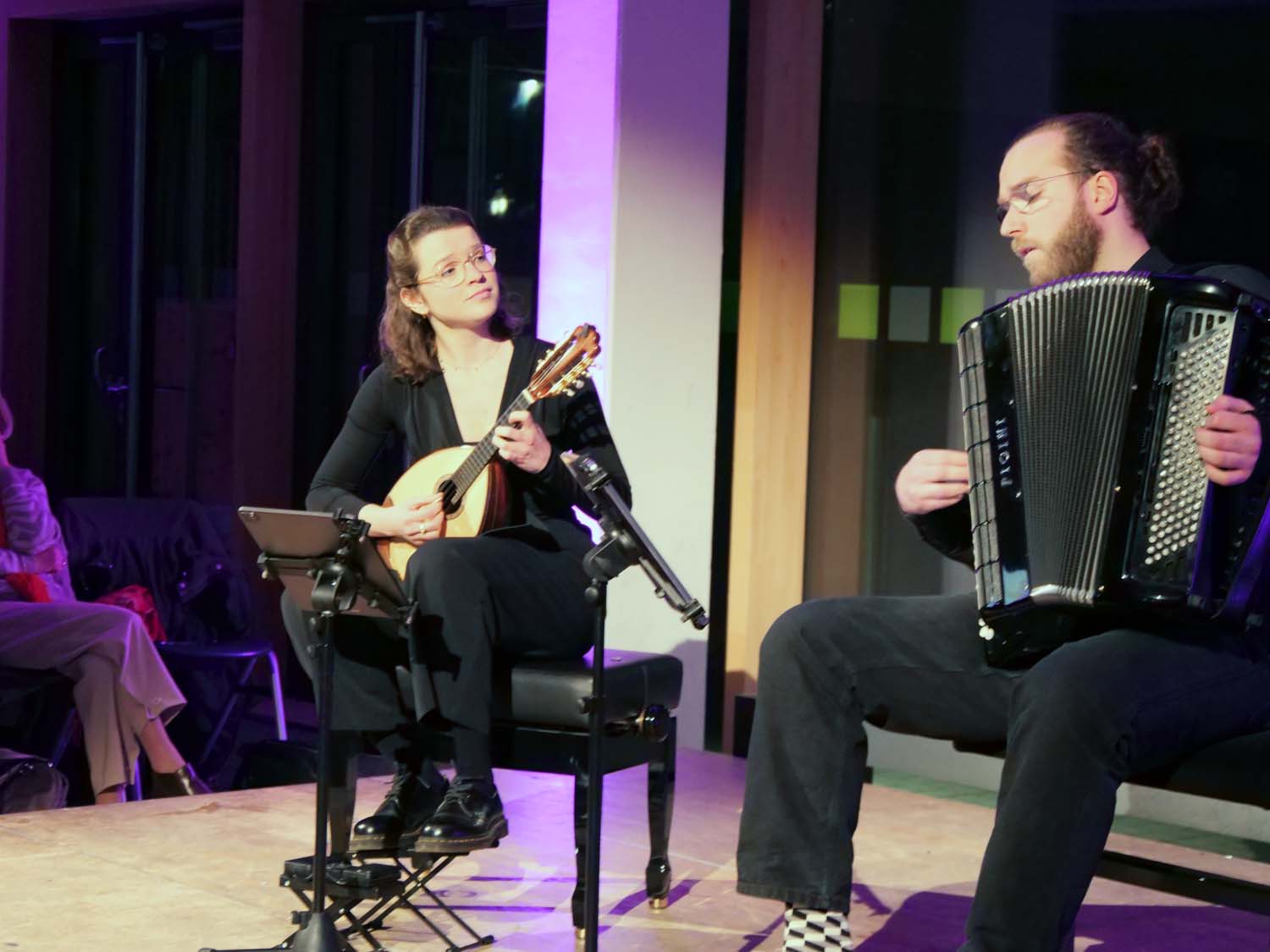 Lotte Nuria Adler und Emil Adler inszenierten mit ihren völlig unterschiedlichen Instrumenten ein harmonischen Zusammenspiel. Foto: Schwarze