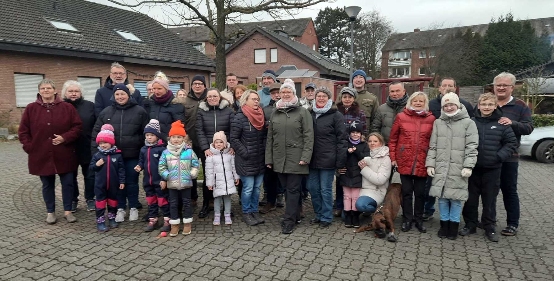 Am Neujahrstag traf sich die Nachbarschaft der Bürgermeister-Berger-Straße zum traditionellen Spaziergang. Foto: privat