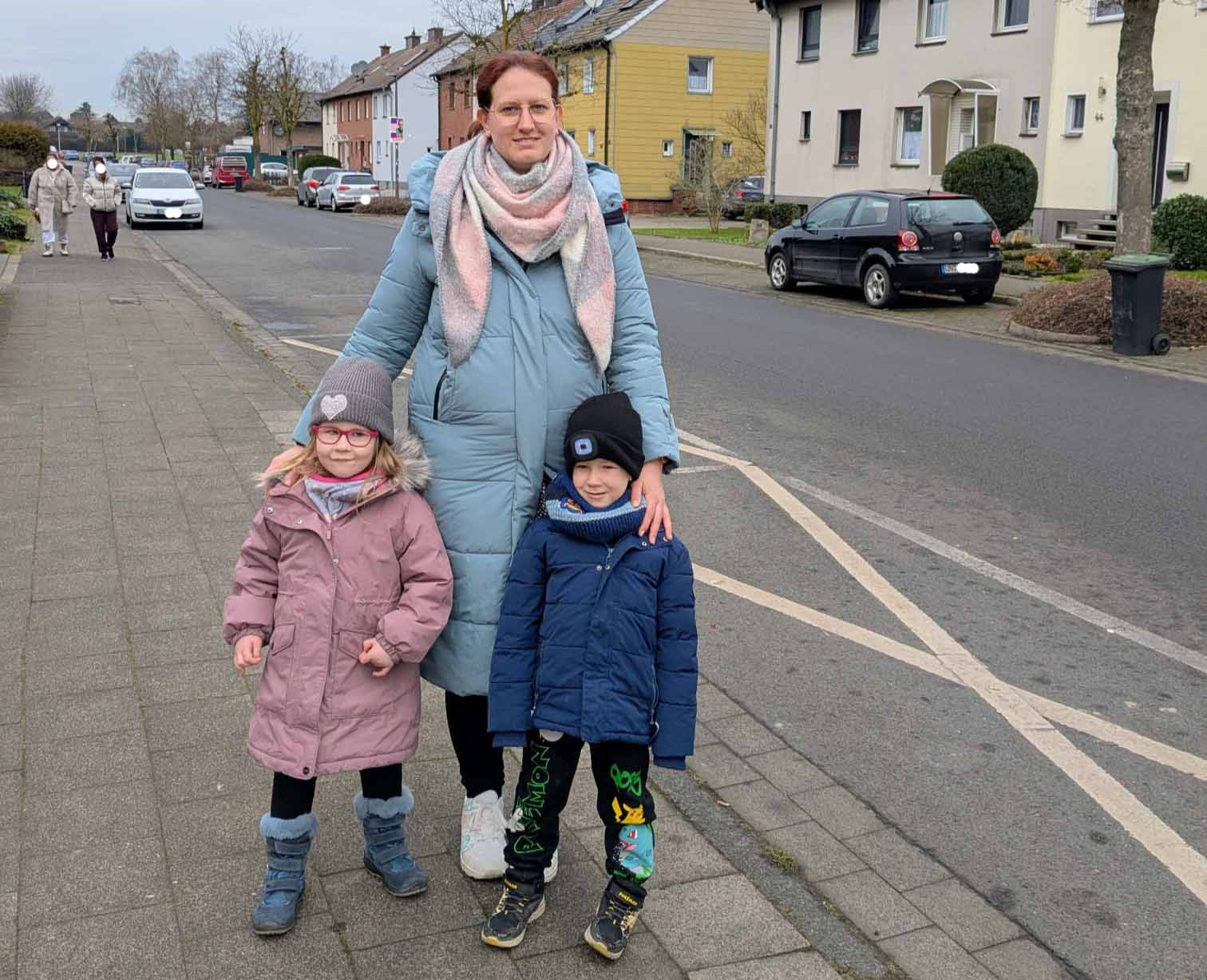 Nadine Nüsken, hier mit Sohn Lio-Alexander und einer Kita-Freundin, setzt sich für mehr Sicherheit am Ostring ein. Foto: privat