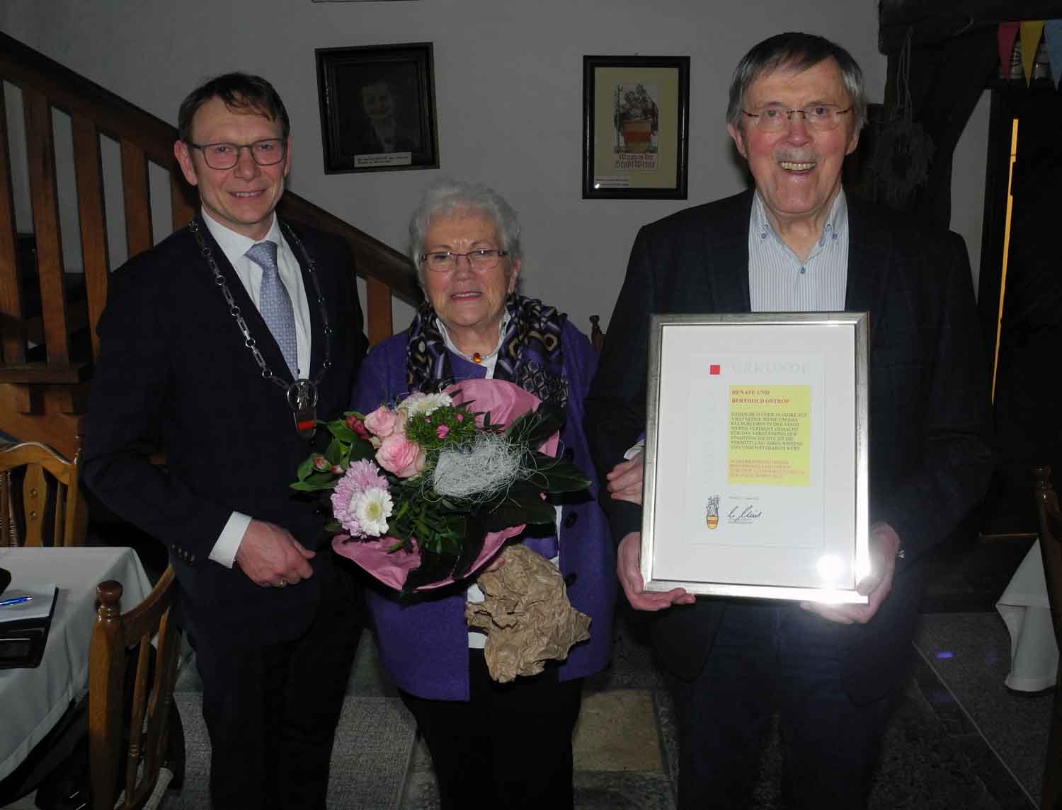 Renate und Berthold Ostrop haben sich um das kulturelle Leben der Stadt Werne vielfach verdient gemacht. Bürgermeister Lothar Christ überreichte den Kulturpreis. Foto: Klaus Brüggemann