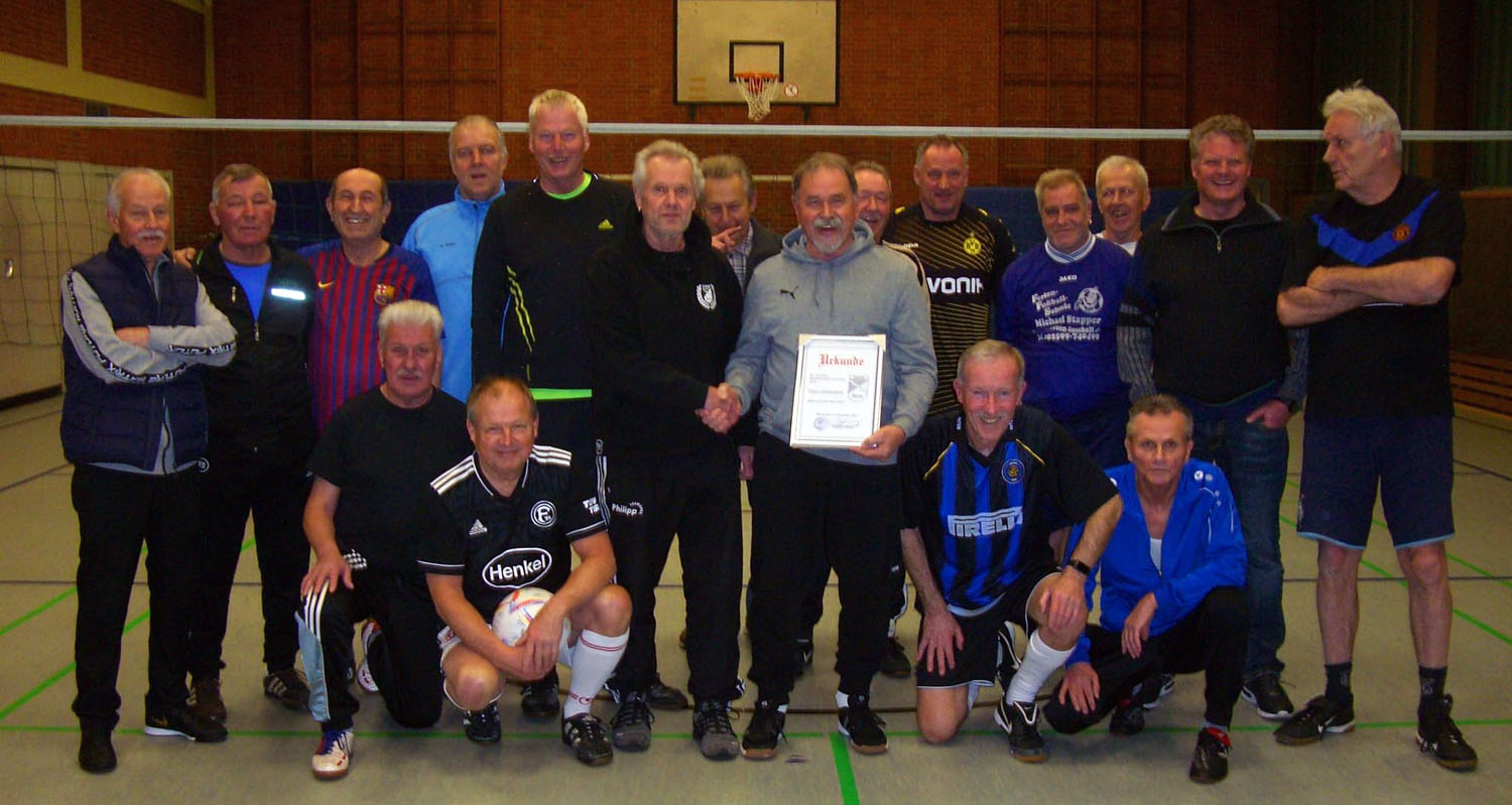 Klaus Schlauteck ist seit 50 Jahren im Evenkamp als Fußballer aktiv. Eintracht Werne ehrte ihn für diese Treue. Foto: Verein