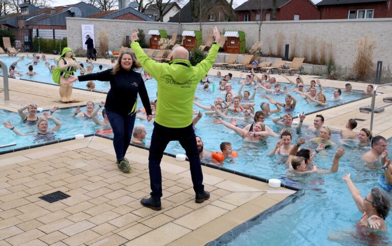 Viel Andrang zum Jahresauftakt: Anschwimmen lockt die Massen