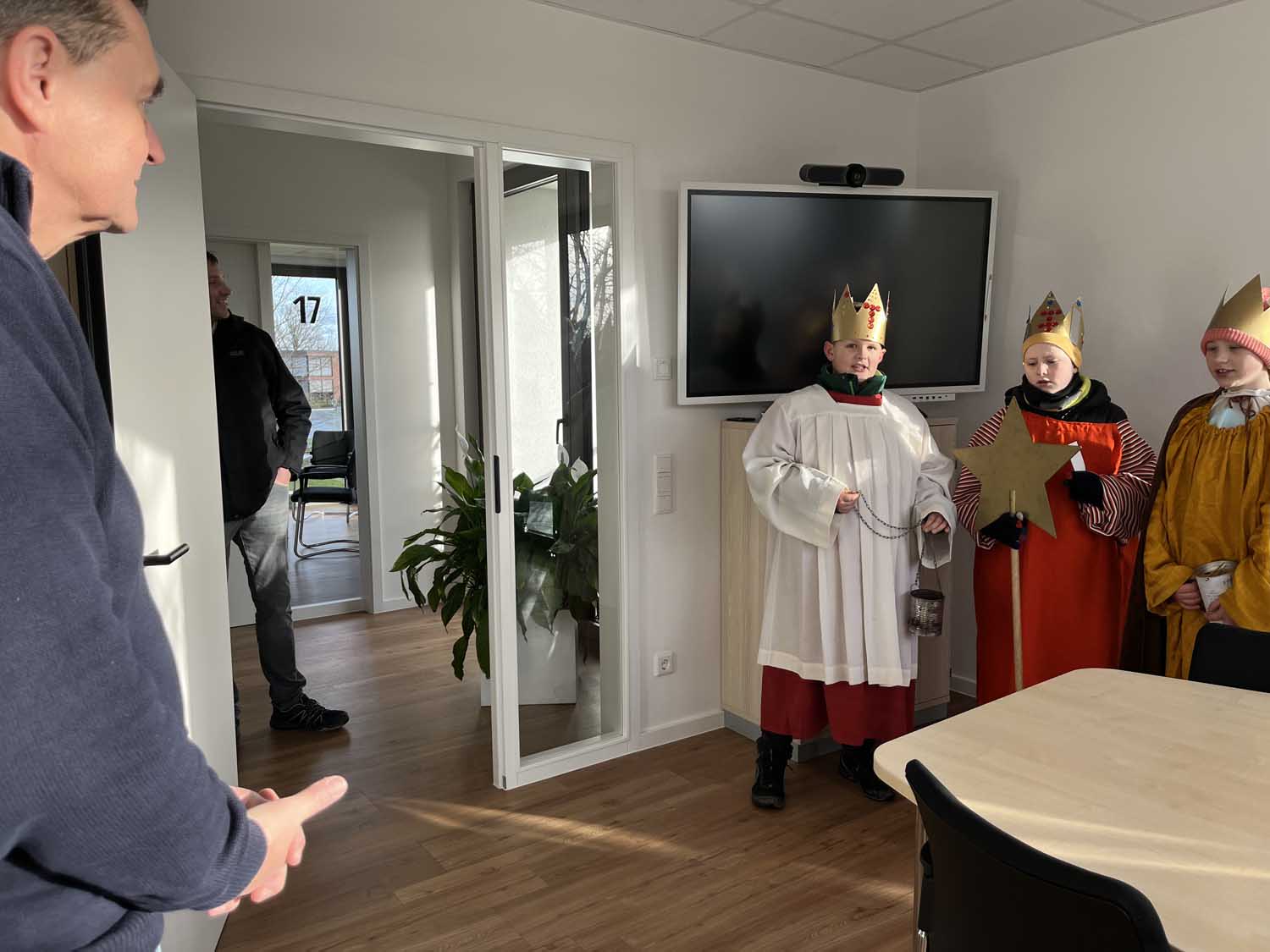 Die Sternsinger Thilo (von links), Friedrich und Luna haben den Verwaltungsstandort an der Ferdinand-Kortmann-Straße und Bürgermeister Dietmar Bergmann besucht. Sie sangen, sammelten Spenden und verteilten den Segen. Foto: Gemeinde Nordkirchen/Hauck