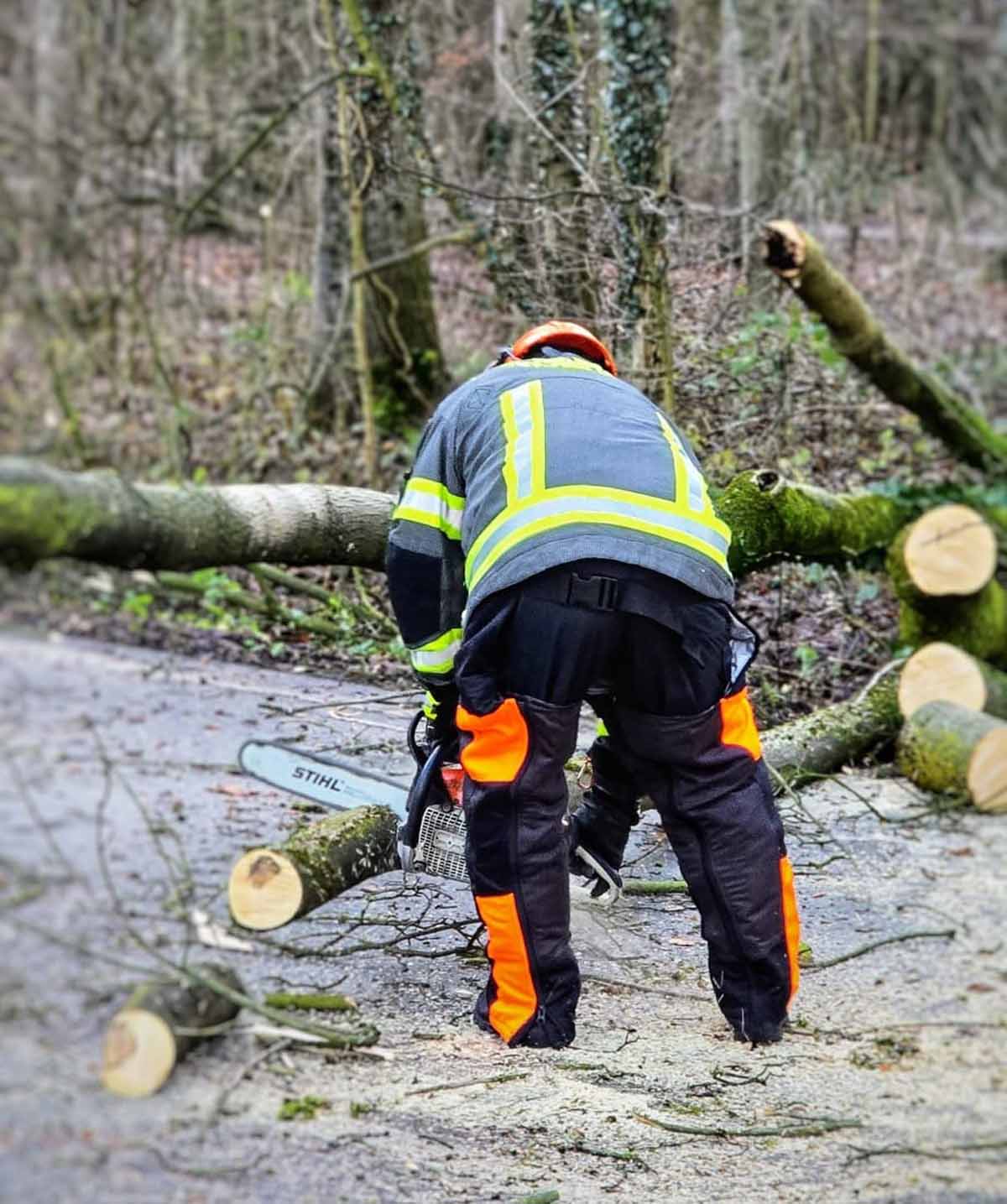 Ein Feuerwehrmann beseitigt während der Sturmlage am Montag einen Baum am Goetheweg. Fotos: FFW