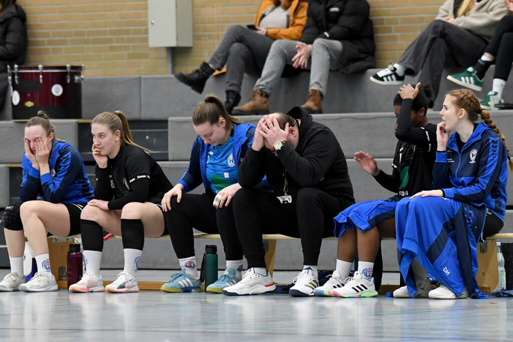 In vielen Situationen scheiterten die TV-Handballerinnen nur knapp. Die Gesten und Gesichter auf der Werner Trainerbank sprechen Bände. Foto: MSW