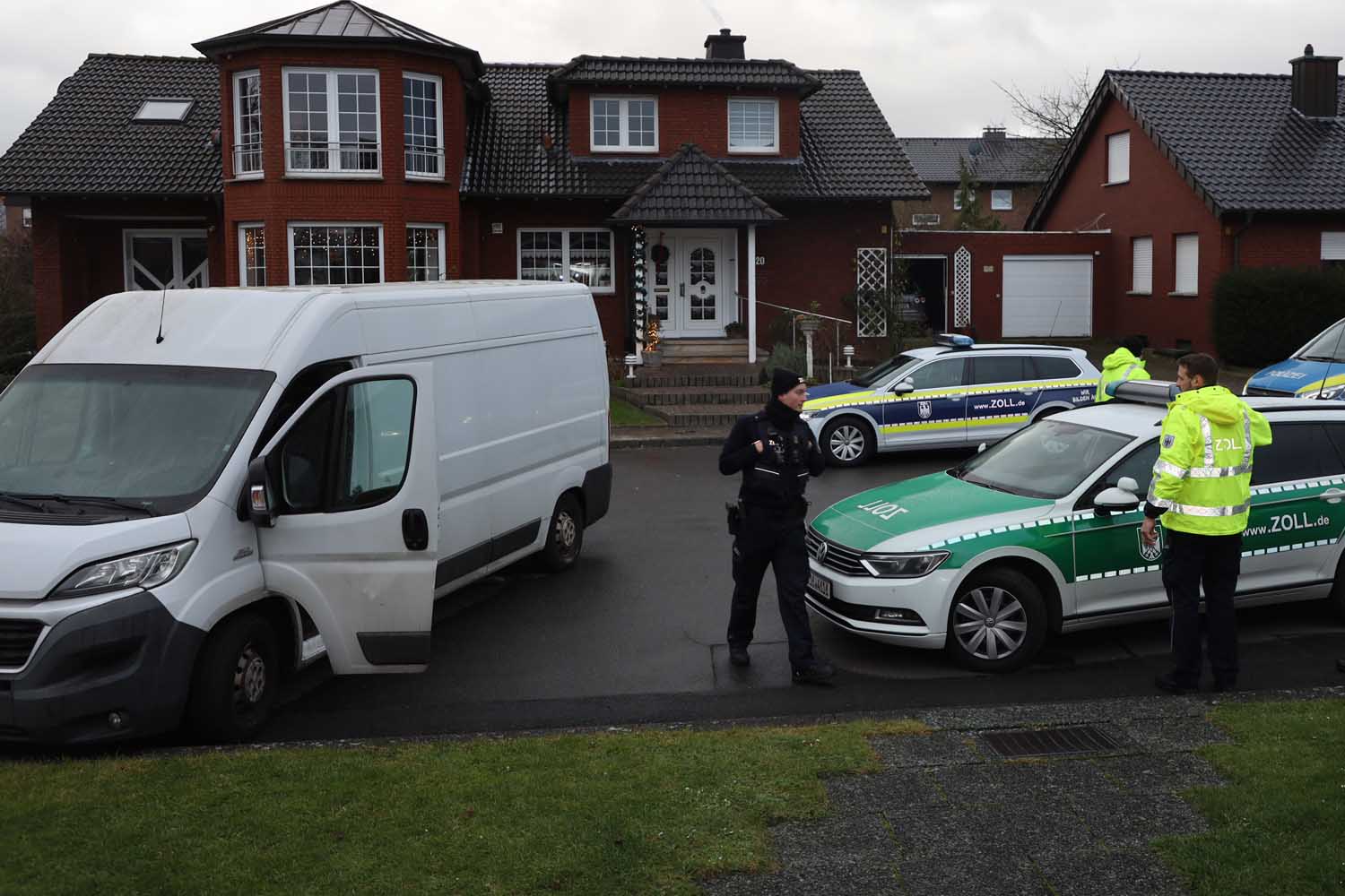 In einer Sackgasse in Herbern endete die Verfolgungsjagd. Der Fahrer des weißen Transporters setzte seine Flucht anschließend per Fuß fort. Foto: Isabel Schütte