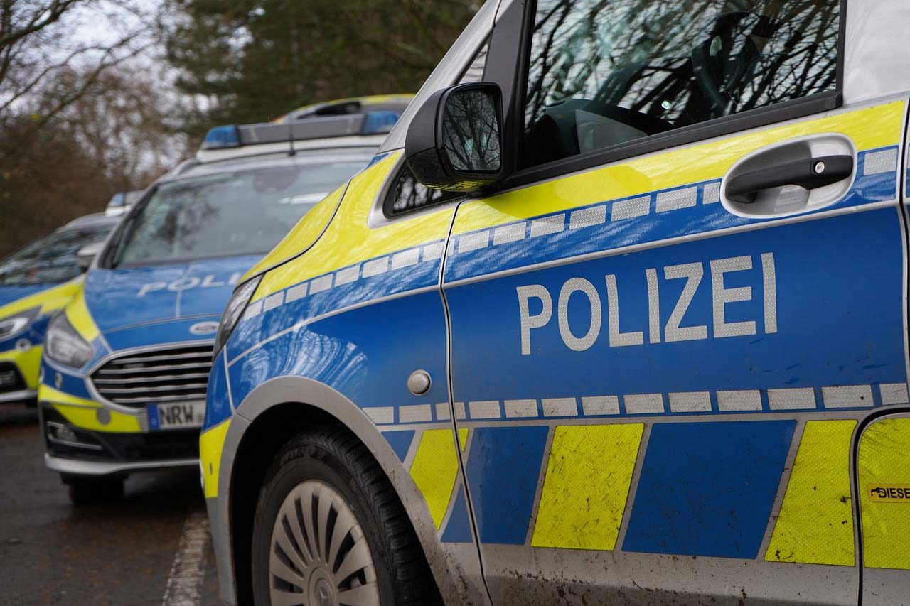 Ein Streifenwagen der Polizei Dortmund kollidierte unter anderem frontal mit einem Bus. Symbolbild: pixabay