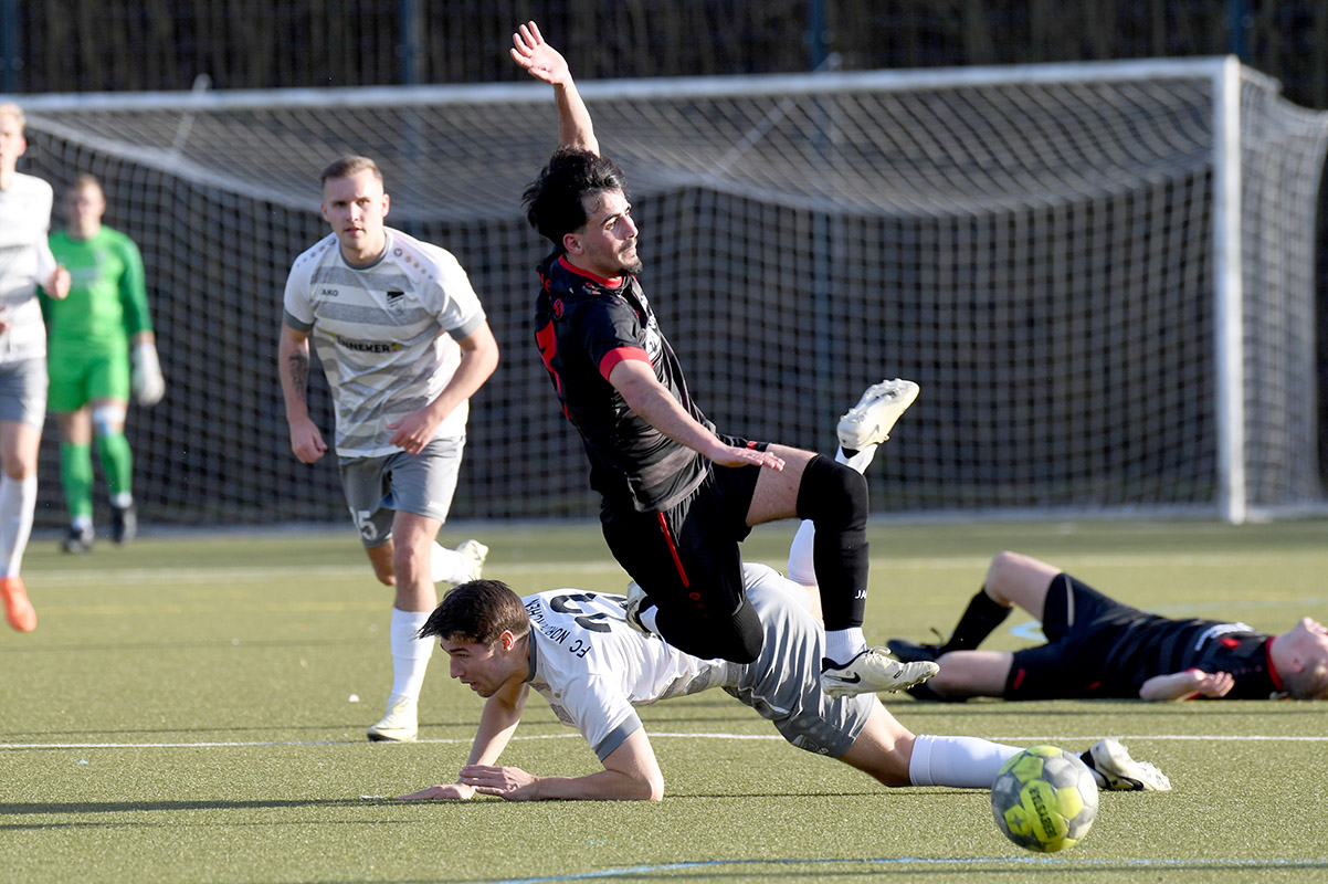 Rustikal ging es zeitweise zu im Nachbarschaftsduell zwischen dem Werner SC und dem FC Nordkirchen. In dieser Szene wird Moataz Barakat Omar von Luca Pascal Dombrowski von den Beinen geholt. Foto: MSW