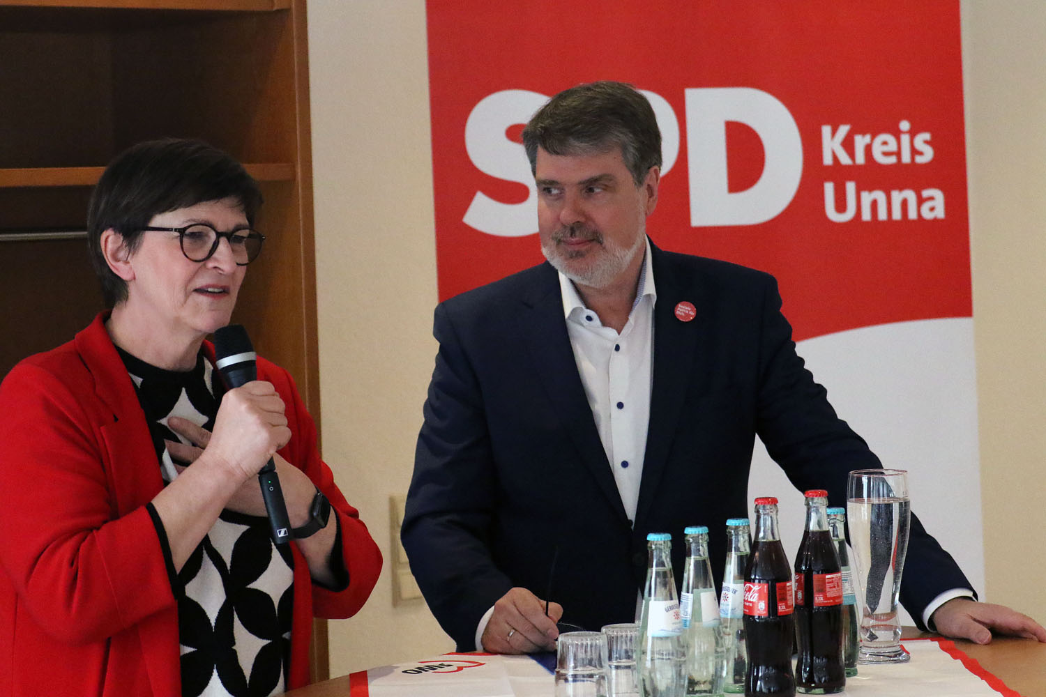 SPD-Chefin Saskia Esken und der heimische Bundestagsabgeordnete Michael Thews warben im AWO-Saal an der Hüsingstraße in Werne für sozialdemokratische Politik. Fotos: Wagner