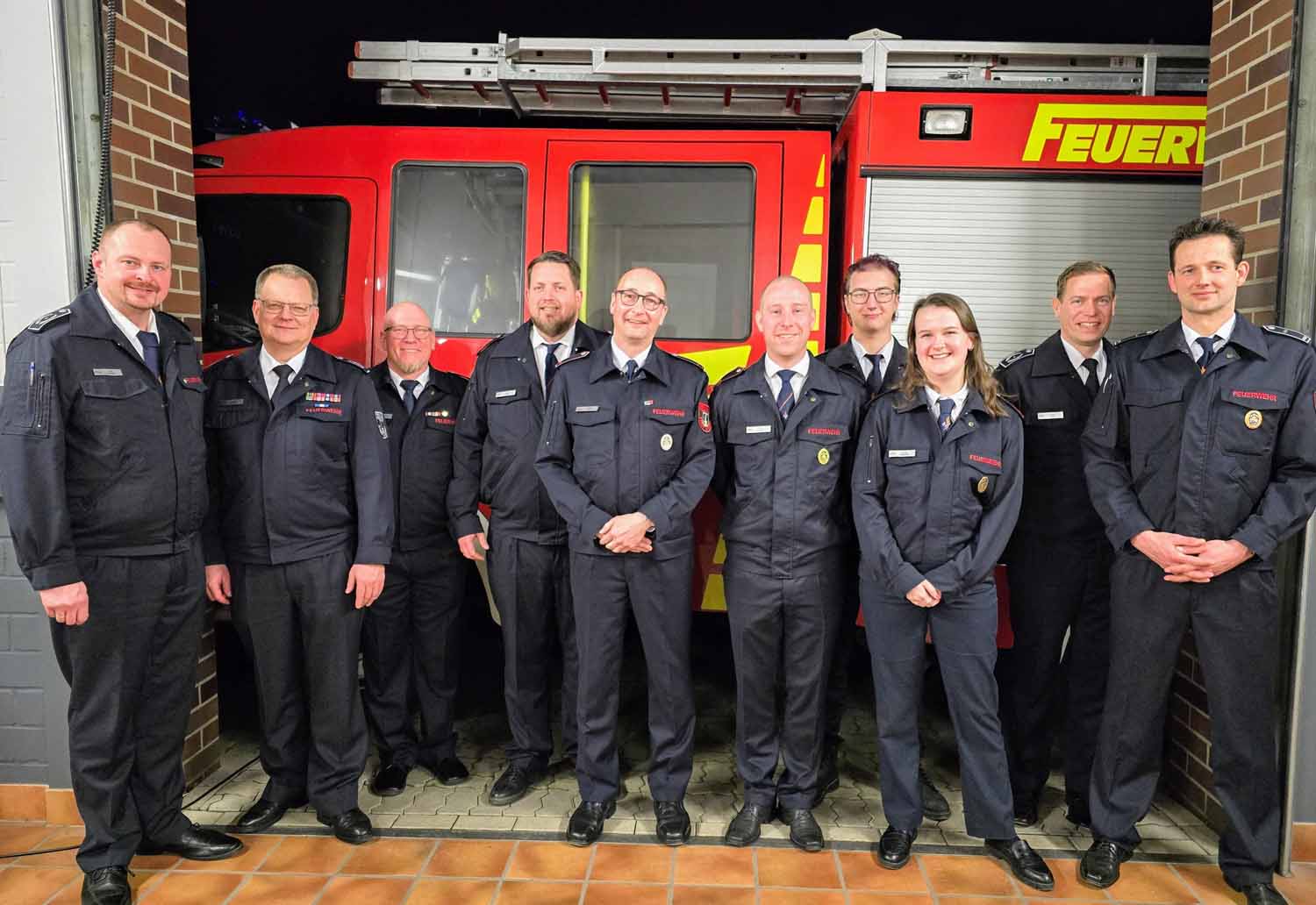 Gruppenbild der Beförderten im Löschzug Langern mit der Leitung der Feuerwehr und der Einheitsführung. Foto: FFW