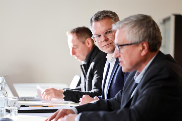 Kreisdirektor und Kreiswahlleiter Mike-Sebastian Janke (M.) dankt allen Beteiligten im Kreis Unna für den reibungslosen Ablauf der vorgezogenen Bundestagswahl. Foto: Max Rolke / Kreis Unna