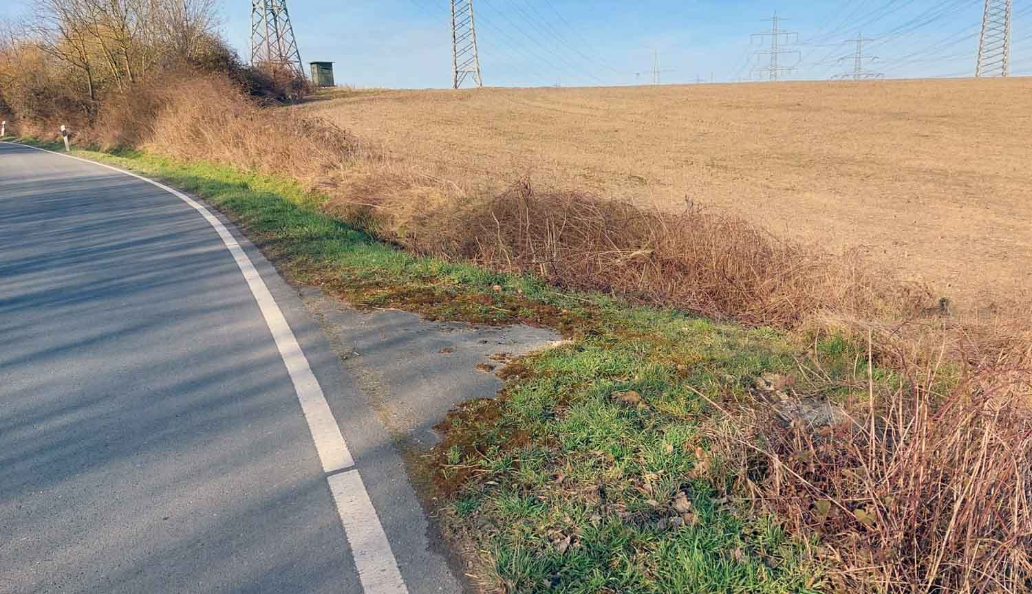 Eine nicht mehr funktionsfähige Leitplanke hat der Kreis Unna im Zuge der Sanierung der Mühlenstraße entfernt. Ein Ersatz sei nicht mehr notwendig, hieß es im Bezirksausschuss. Über diese Entscheidung wurde diskutiert. Fotos: Wagner