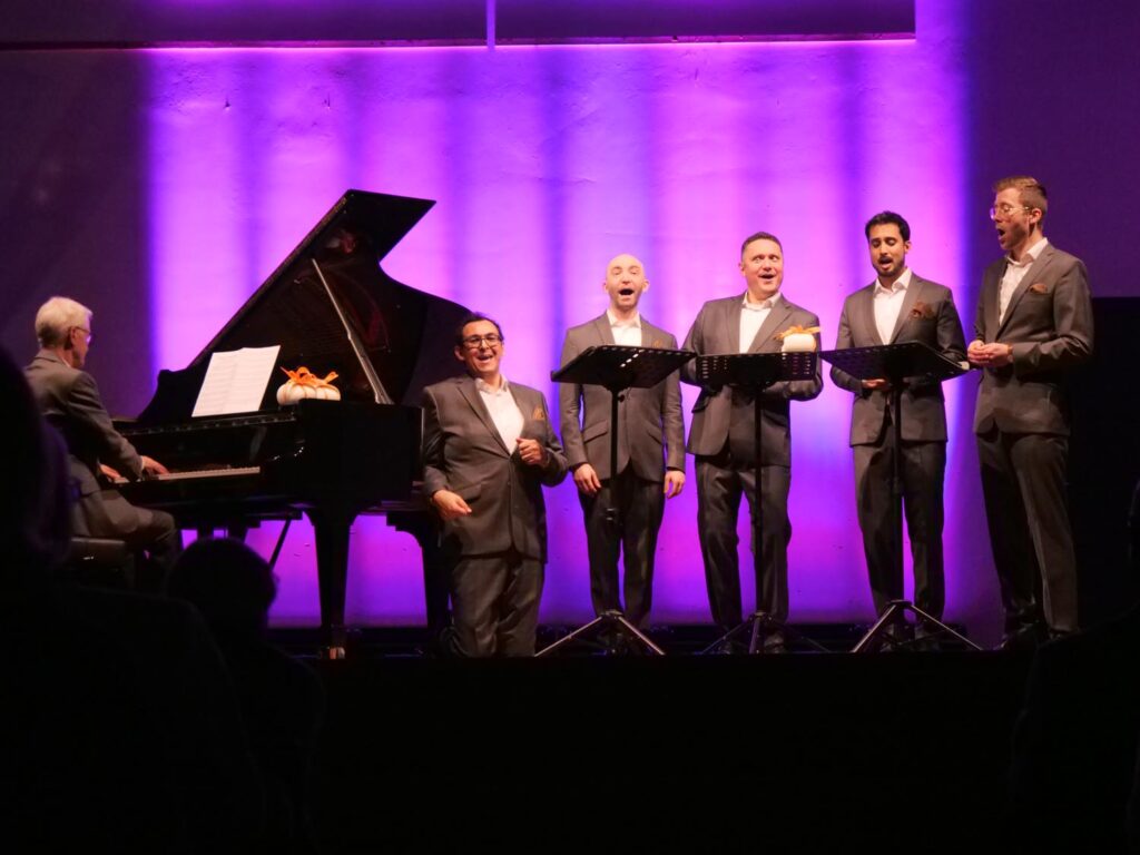 Für das Werner Publikum ging Tenor Daniel Schreiber bei einer der Zugaben sogar in die Knie.  Foto: Schwarze