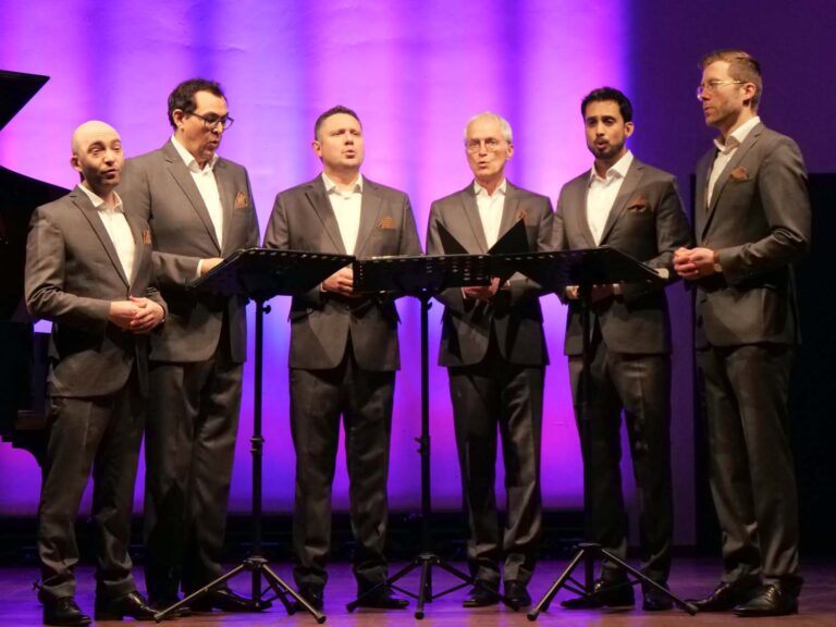 Johannes Euler, Daniel Schreiber, Henning Jensen, Berno Scharpf, Marlo Honselmann und Florian Drexel (von links) verkuppelten überzeugend Carl Orff mit den Comedian Harmonists. Foto: Schwarze