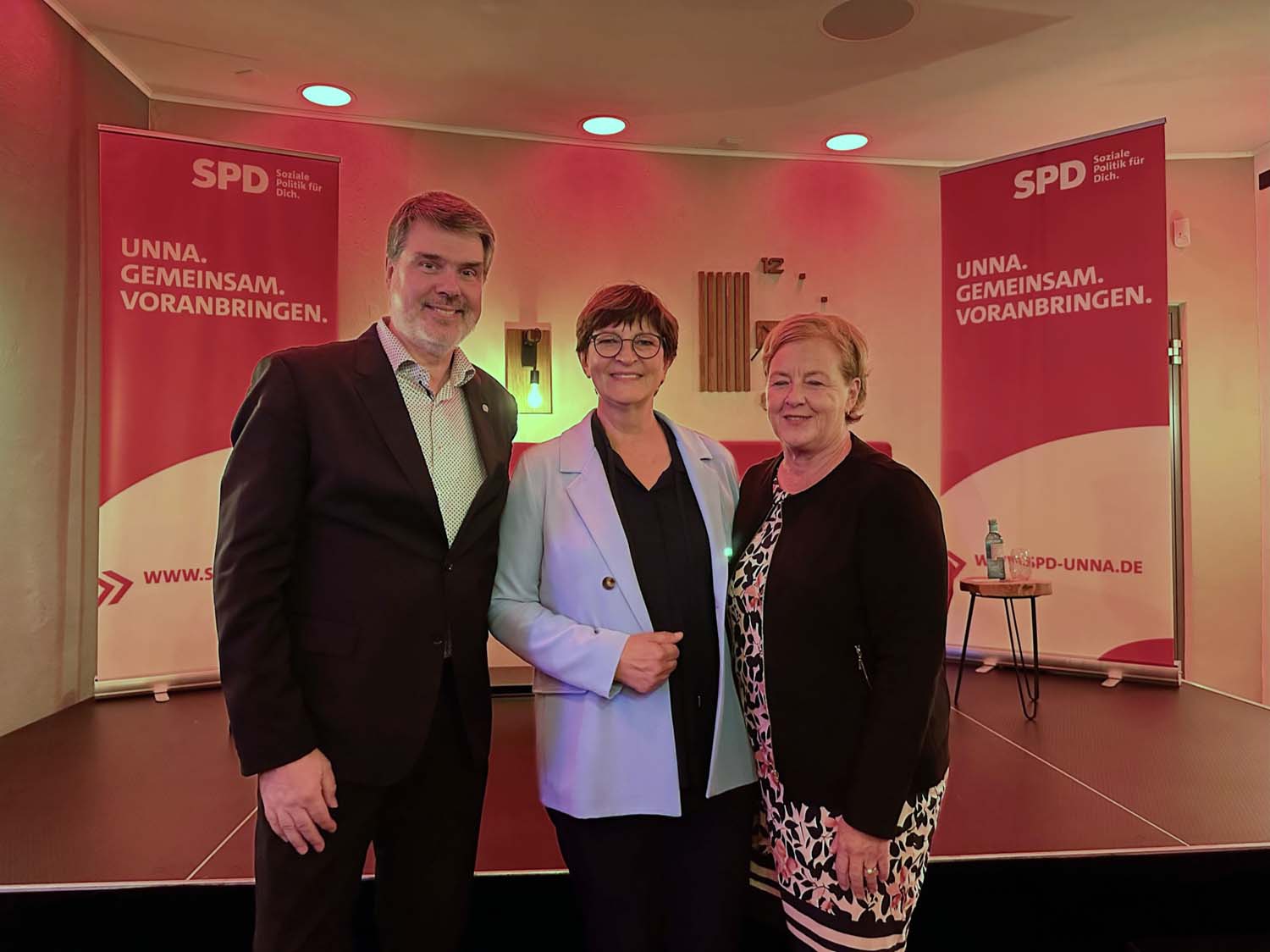 Michael Thews begrüßt die SPD-Vorsitzende Saskia Esken (mitte) am 20. Februar in Werne. Foto: SPD