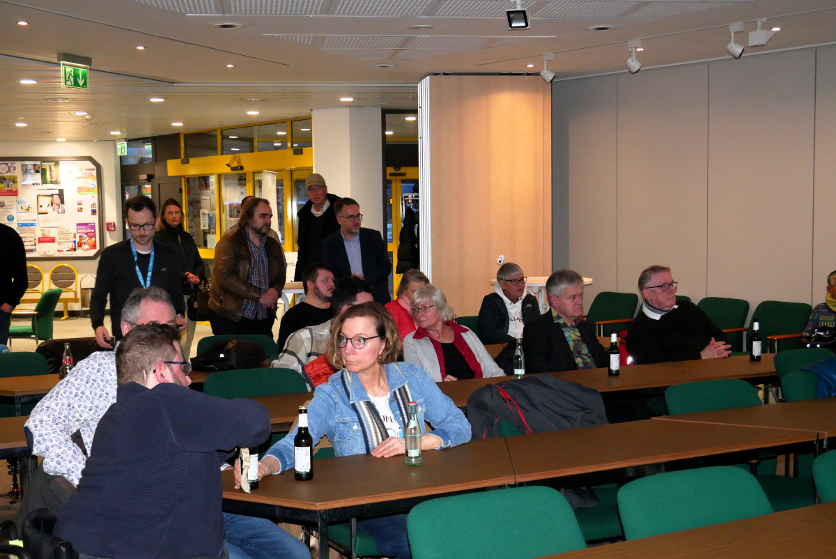 Prognosen und Hochrechnungen wurden am Wahlabend im Foyer des Stadthauses verfolgt. Foto: Gaby Brüggemann