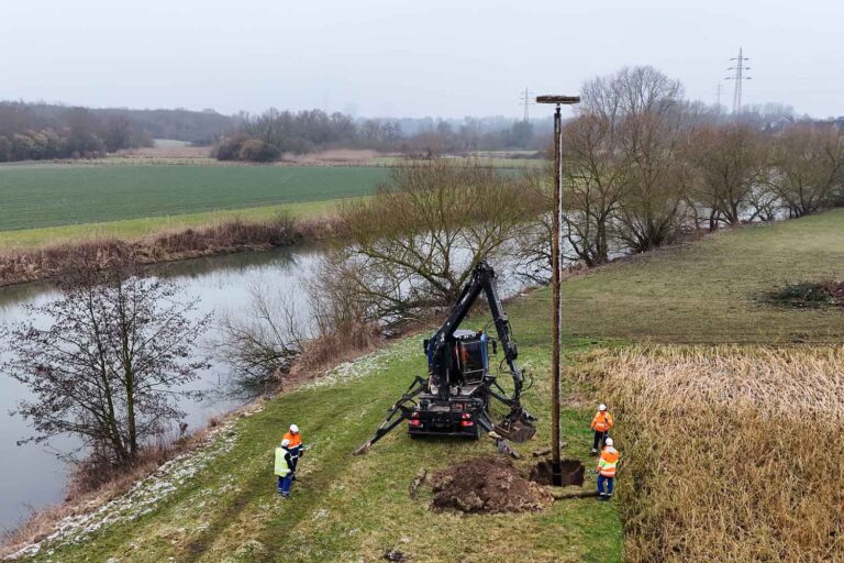 Mit Unterstützung eines Hubsteigers wurde der Fichtenholzmast aufgestellt, auf dem in zehn Metern Höhe der Nistplatz montiert ist. Foto: Westnetz / Jörg Mettlach