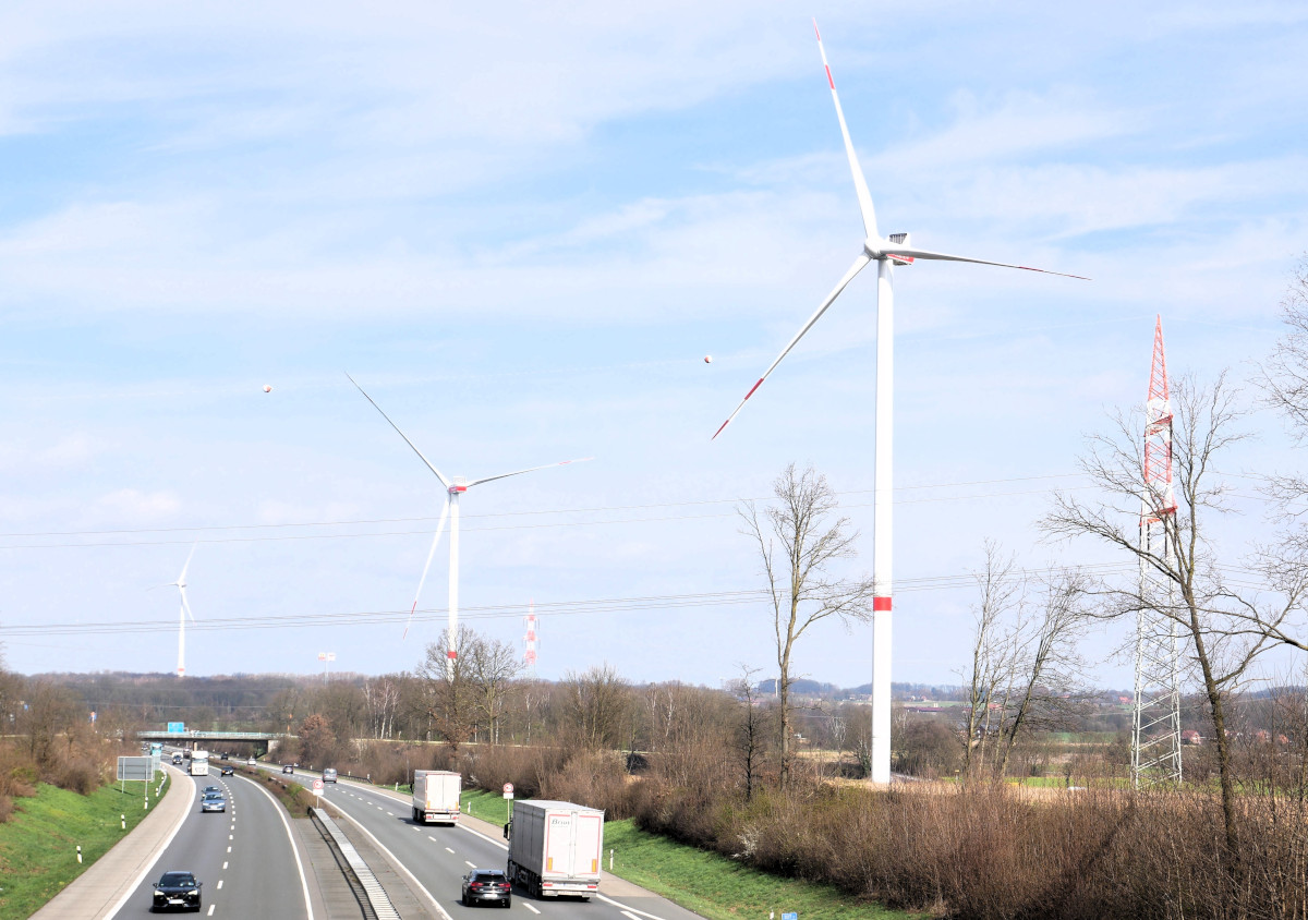 Wie hier an der A1 im Bereich Hellstraße und am Katharinenweg drehen sich drei Windkraftanlagen, zwei weitere in Ehringhausen. Foto: Archiv