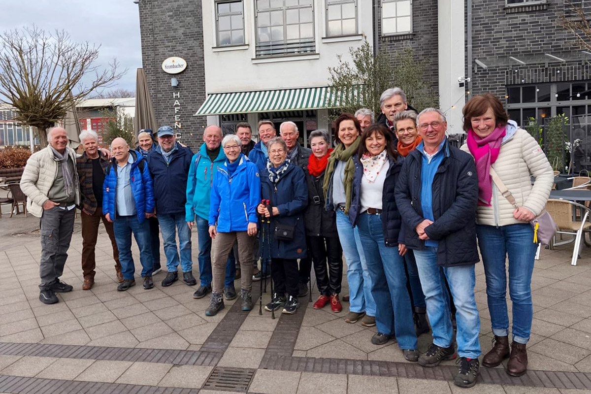 Das Hafencafé in der Marina Rünthe war Ziel der Winterwanderung der Ü60-Fußballer mit Partnern. Foto: WSC